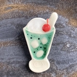陶器のクリームソーダのブローチ
