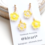 【小さな揺れるお花のピアス・イヤリング】イエロー　フラワー　花　水玉　ドット　透明　クリア　黄色　揺れる　キャンディー　小ぶり　2連　カラフル　アシンメトリー　小さめ　春　夏
