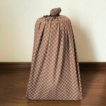 ストーブのカバーにもなる大きな巾着袋（コーヒー豆：ブラウン）モノグラム：片ひもタイプ