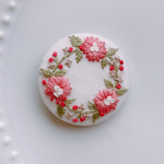 刺繍くるみボタン（ヘアゴム/ブローチ）