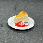 ベイクドチーズケーキにベリーソースを添えて