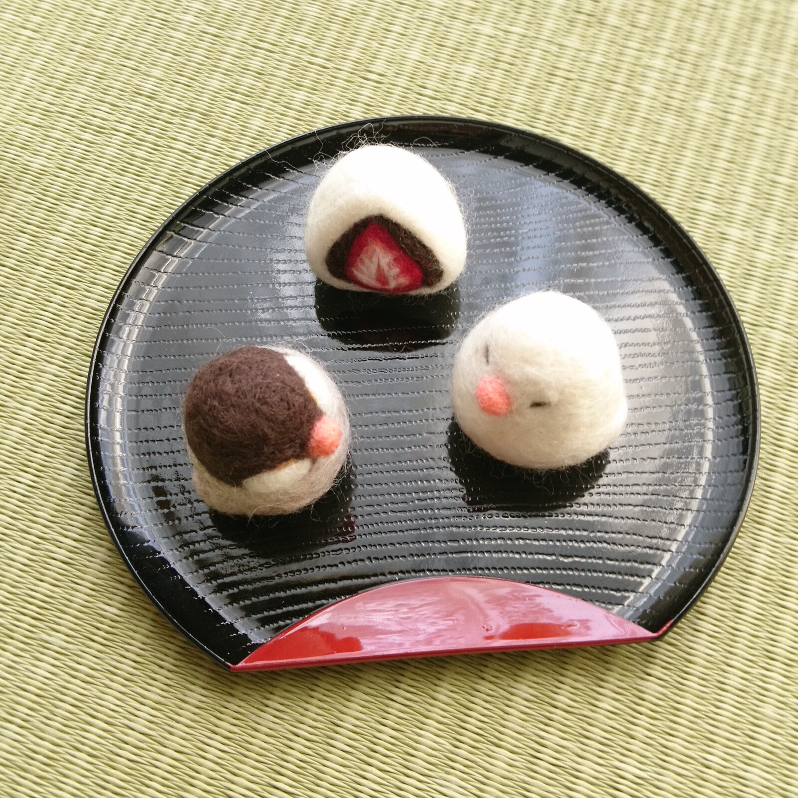 和菓子のような文鳥たちといちご大福 羊毛フェルト