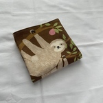 【NEW】ダブルガーゼハンカチ ナマケモノ柄  ブラウン色【23×23㎝】入園 入学