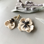 【オフホワイト】立体刺繍のピアス(イヤリング)