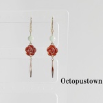 【母の日ギフト】 愛を象徴する 赤い薔薇と棘と翡翠のピアス（ゴールドカラー）