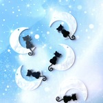 【2個セット/送料84円】三日月に座る黒猫のチャーム　(月　猫　三日月　アクリル　左右　対象　大きめ）