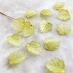 15個・ライトオリーブ・葉っぱ・リーフ・ガラスチャーム・23040206