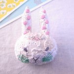 うさぎのブローチ　ピンク
