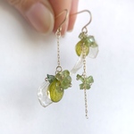 新緑　グリーン　アシンメトリー　ピアス　イヤリング　　ペリドット