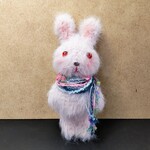 赤い瞳のフワフワうさぎさん★あみぐるみ★替えのマフラー付き！
