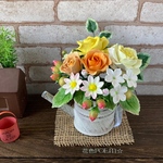 母の日💜粘土の花〓優しいビタミンカラーの薔薇🧡アイビー♡ブリキじょうろの爽やかなお花たち♪麻布付【現品限り】