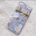 ライトグレー〉ローズフラワー　ベージュリボン　イニシャル付　iPhone14ケース