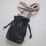 フェイクレザー×刺繍リボン　3way スマホショルダーバッグ（スマホショルダーストラップ　巾着バッグ　肩がけバッグ　ショルダーストラップ）ブラック　花柄