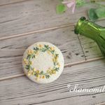 ミモザリースの刺繍ブローチ
