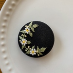 ビーズ刺繍くるみボタン（ヘアゴム/ブローチ）