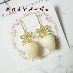【ホワイトベージュ】 リボン いちごピアス