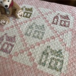優しいピンクのベビーキルト　ハウスのパターン