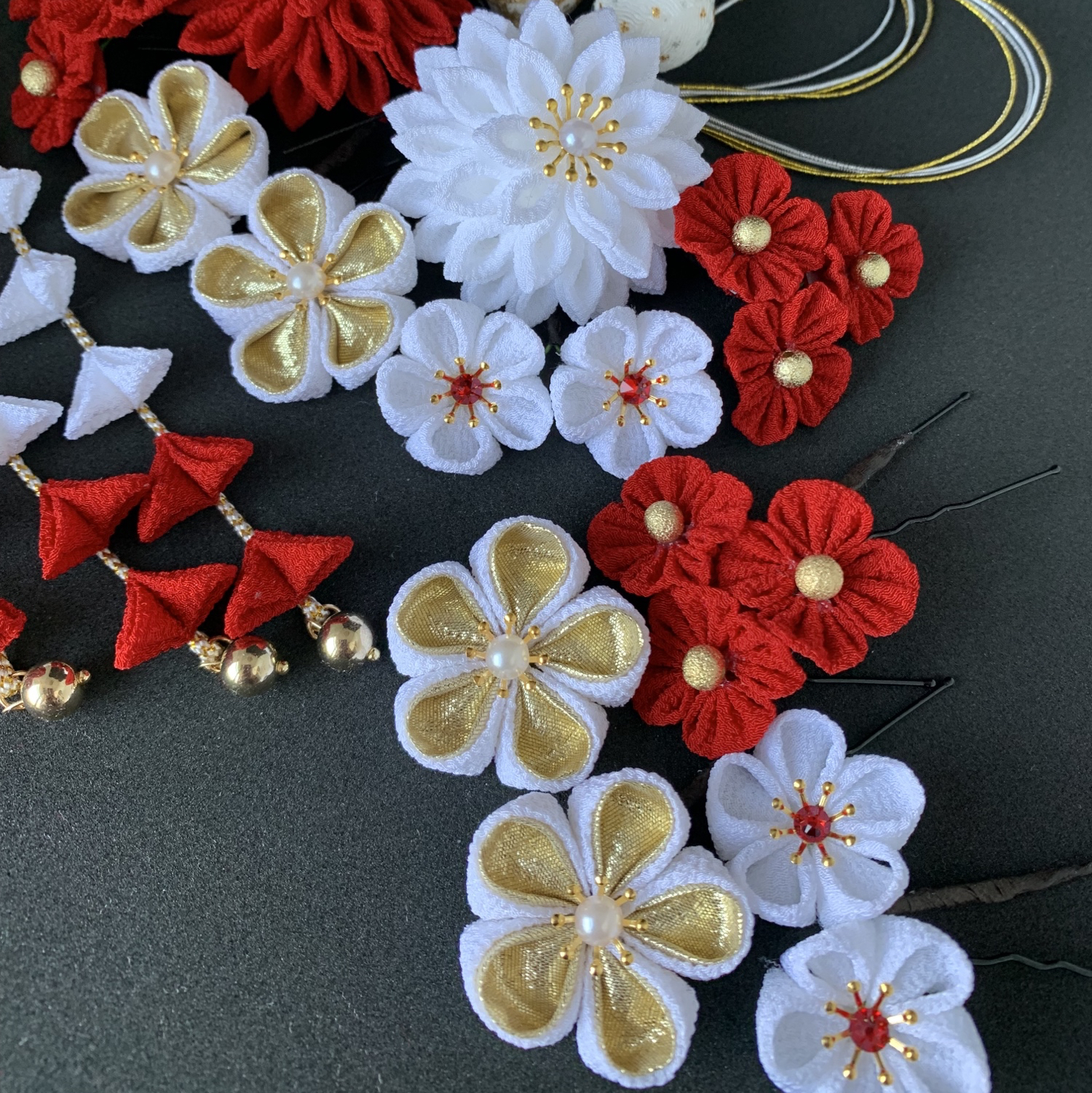 つまみ細工　白金　赤(エンジっぽい) つまみ細工白金赤(エンジっぽい)
