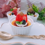 いちごクレームブリュレ　メモスタンド　フェイクスイーツ☆ スイーツデコ ☆誕生日☆フェイクケーキ☆メモスタンド☆ストロベリー☆ムース☆クレイケーキ☆オブジェ☆母の日