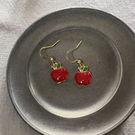 943.林檎のシンプルピアス