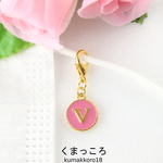 ピンク色アルファベットマスクチャームV