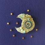 Ammonite Moon   天然石つきビーズ刺繍ブローチ