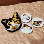 【NEW】三毛猫のチャームと缶バッジ3個セット（ねこのマスコット）