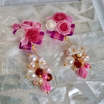 しゃらしゃらガラスパールとキラキラ樹脂粘土薔薇の華やかピアス🩷️✨