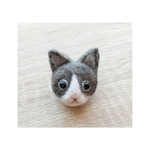 保護猫ハウス支援　羊毛フェルト　猫ブローチ　グレーハチワレ