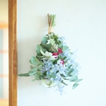 ブルーと白のお花のスワッグ