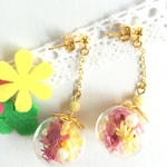 【SALE】★送料無料★　ガラスドームのお花畑ピアス
