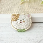 モフる？ 猫のブローチ 手刺繍 茶白 ブチ