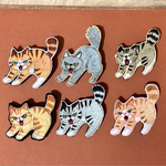 激おこのトラ猫の刺繍ブローチ