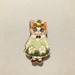白い花のスカートのお嬢さん　刺繍ブローチ