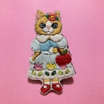 チューリップのワンピースのお嬢　刺繍ブローチ