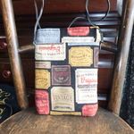 ラベル柄のサコッシュ