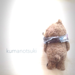 ⊿後ろ姿のくまブローチ