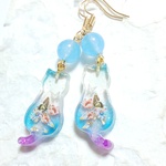 猫と蝶の紫陽花色ピアス
