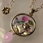 薔薇と蝶々のネックレス　ペンダント　ゴールド