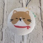 マカロンケースのストラップ　(三毛猫×ハチワレ赤スカーフ)