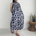 タートルネックのギャザーロングワンピース(flowerB)(navy)