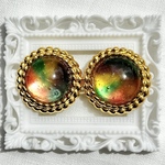 ジャパンヴィンテージボタンのピアス　イヤリング　昭和レトロ　レトロポップ　個性的　ファンシー　一粒　ゴールド　緑　ピンク　黄色　カラフル　マーブル