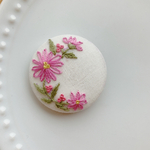 刺繍くるみボタン（ヘアゴム/ブローチ）