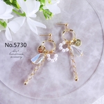 No.5730　クリアホワイトとゴールドチャーム　　ピアス/イヤリング