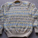 カフェオレ色の編み込みセーター