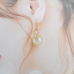 美しく輝くオーロラバブルイエロードロップのシンプルイヤリング/ピアス（春・夏・イエロー・グリーン・しずく・花・フラワー・上品・大人可愛い・揺れる）