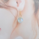 美しく輝くオーロラバブルブルードロップのシンプルイヤリング/ピアス（春・夏・ブルー・クリア・しずく・花・フラワー・上品・大人可愛い・揺れる）