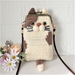 手編みニットのかわいいブチ猫ちゃんの　がま口のスマホポシェット
