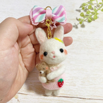 ♡くまちゃんにぎゅーっ♡ 抱っこするうさぎちゃん 羊毛フェルトのベイビーうさぎと ゆめかわリボンのバッグチャーム A【1点限り】ピンク リボン メルヘン マスコット