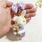 ♡くまちゃんにぎゅーっ♡ 抱っこするうさぎちゃん 羊毛フェルトのベイビーうさぎと ゆめかわリボンのバッグチャーム B【1点限り】パープル メルヘン 可愛い マスコット ぬいぐるみ